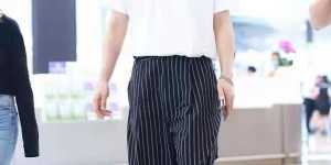 T-shirt + striped pants are artistic and fashionable (he likes to tuck in his clothes very much)