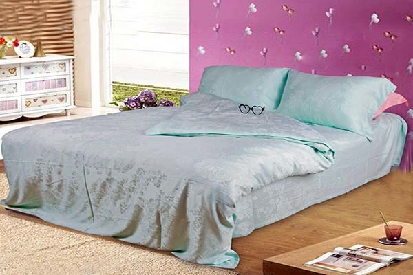 Which season are bamboo fiber bedding suitable for?